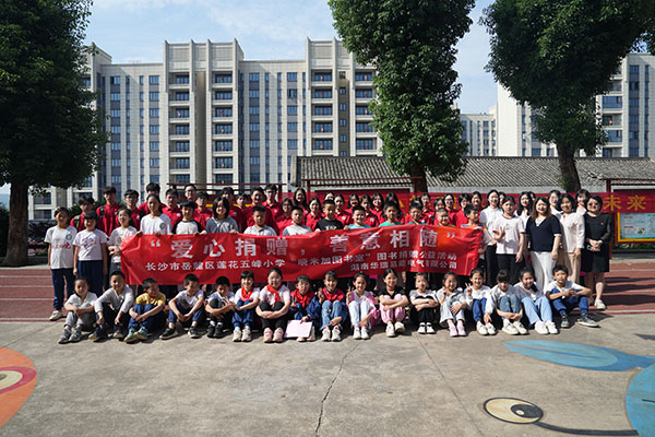 爱心捐书育桃李，企业担当暖人心